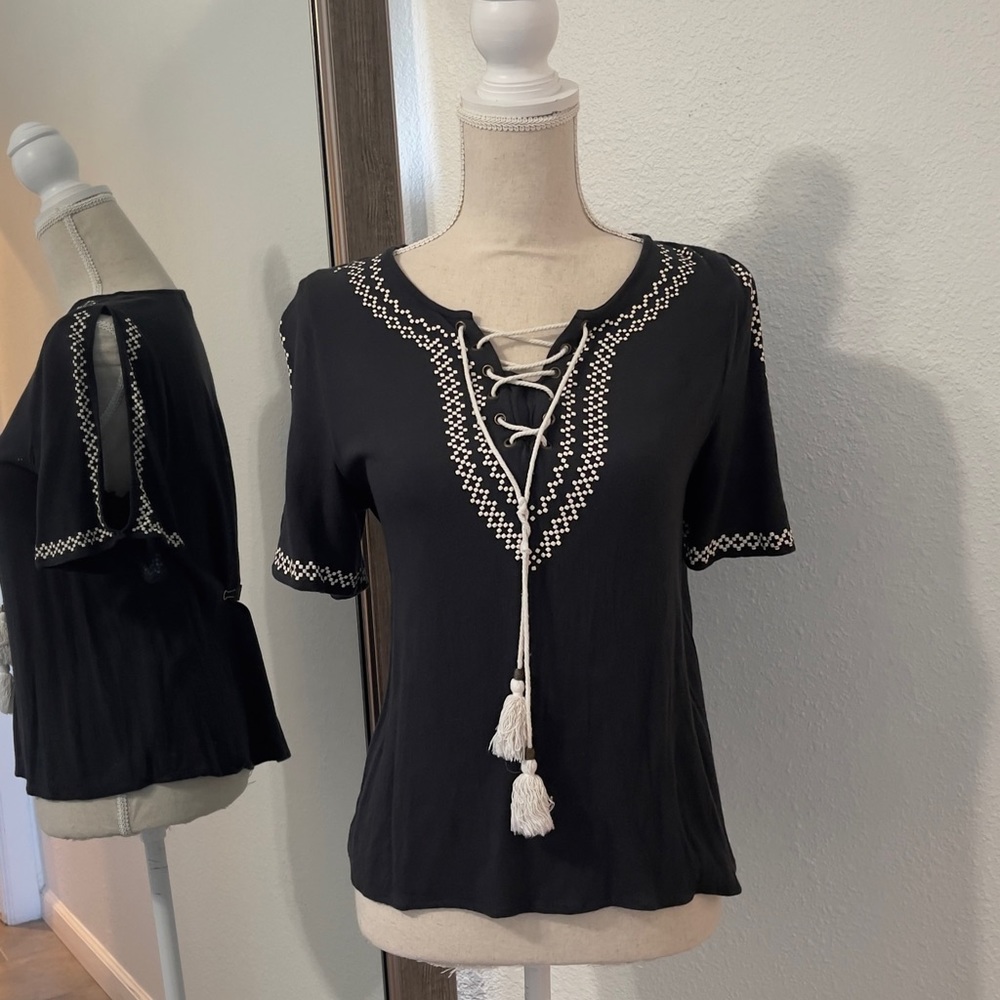 Mid sleeve, shoulder cut out boho style women’s top.